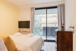 1 dormitorio con 2 camas y ventana grande en Fliphaus Arhaus 'a' - 1 Bd In Palermo Soho en Buenos Aires