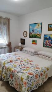 1 dormitorio con 1 cama con un edredón colorido en 4 bedrooms house with enclosed garden at Touro, en Touro