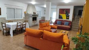 Kuchyňa alebo kuchynka v ubytovaní Spacious House with Garden in Touro – Family-Friendly