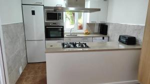 Kuchyňa alebo kuchynka v ubytovaní Spacious House with Garden in Touro – Family-Friendly