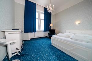 a bedroom with a white bed and blue carpet at Hotel Goldene Spinne in Vienna