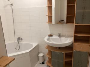 een badkamer met een wastafel en een bad bij La Garrigue in Galargues