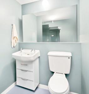 ロンドンにあるVictorian Style in St Jamesのバスルーム(白いトイレ、シンク付)