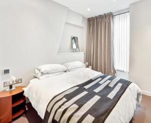 Un dormitorio con una cama grande y una ventana en Victorian Style in St James, en Londres