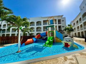un tobogán de agua en una piscina de un complejo en Sunscape Coco Punta Cana - All Inclusive, en Punta Cana