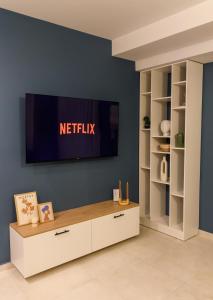 TV a/nebo společenská místnost v ubytování Sunrise Haven Suite