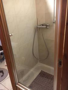 a shower with a hose in a bathroom at Us nige Wark - Familienfreundliches Haus an der Nordsee in Spieka-Neufeld