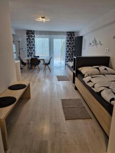 1 Schlafzimmer mit einem großen Bett und einem Esszimmer in der Unterkunft Apartma Vovk in Mojstrana