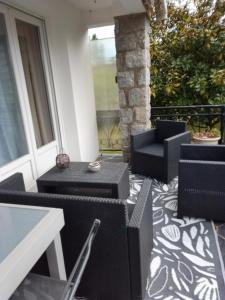 Posezení v ubytování Spacious and cosy 80 m house located in Séné