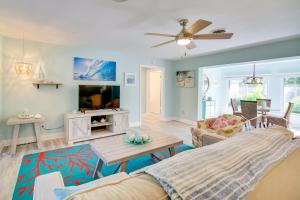 ein Wohnzimmer mit einem Sofa und einem TV in der Unterkunft Dog-Friendly Vero Beach Home Less Than 7 Mi to Coast! in Vero Beach