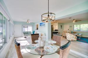 comedor y sala de estar con mesa de cristal y sillas en Dog-Friendly Vero Beach Home Less Than 7 Mi to Coast! en Vero Beach