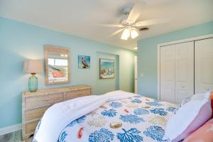 1 dormitorio con 1 cama y ventilador de techo en Dog-Friendly Vero Beach Home Less Than 7 Mi to Coast!, en Vero Beach