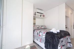 een slaapkamer met een bed in een witte kamer bij Ap 901 com garagem Universo augusta in Sao Paulo