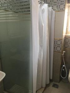 La salle de bains est pourvue d'une douche avec une porte en verre. dans l'établissement Nice apartment in mostafa kamel city square, à Alexandrie