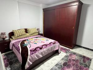 - une chambre avec un lit et une porte en bois dans l'établissement Nice apartment in mostafa kamel city square, à Alexandrie