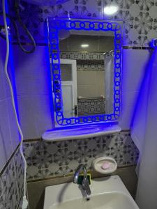 La salle de bains est pourvue d'un miroir et d'un lavabo. dans l'établissement Nice apartment in mostafa kamel city square, à Alexandrie