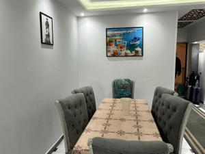 - une salle à manger avec une table et des chaises dans l'établissement Nice apartment in mostafa kamel city square, à Alexandrie