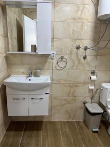 Ένα μπάνιο στο Angeloski Apartments