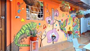 Una pared con un mural colorido. en Hostal Colombian Gold en San Gil