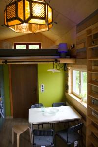 Mynd úr myndasafni af Tiny House Les Jours Heureux Sejour nature pres de Dinant et des Lacs de l Eau d Heure í Villers-le-Gambon