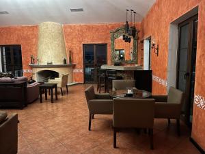 sala de estar con mesas, sillas y chimenea en Paseo del Obispo Apartamento A3, en Antigua Guatemala