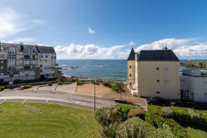 - une vue sur l'océan depuis un bâtiment dans l'établissement Location plein sud vue sur mer, à Clohars-Carnoët