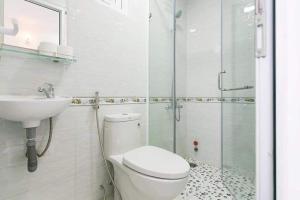 une salle de bain avec toilettes, lavabo et douche dans l'établissement Happy Apartment, à Hô-Chi-Minh-Ville