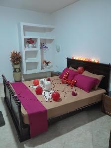 een slaapkamer met een groot bed met decoraties erop bij hotel khaouni bourdj bou arraredj in Bordj Bou Arreridj