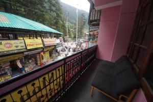 a view of a store with a bench in front of it at Ramta Jogi Hotel & Stays in Manāli