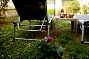 uma cadeira sentada ao lado de uma mesa e um vaso de plantas em "LAS CAMELIAS SOMO" un lugar para desconectar!! Vistas al MAR!! em Somo