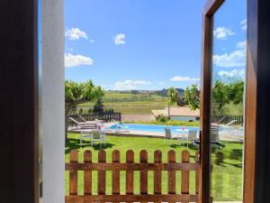 Blick auf den Pool von einer Tür in der Unterkunft Bed & Breakfast Wine & Cooking Penedès in Pla del Panadés