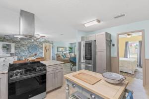 une cuisine avec une cuisinière et un comptoir dans l'établissement La Luna Vista -- Pool and History, à Saint Augustine