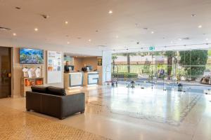 a lobby with a couch in the middle of a building at Vila Gale Cascais in Cascais