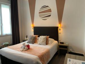 ロシュフォールにあるHotel de France Citotelのベッドルーム(ベッド1台、動物の詰め物付)