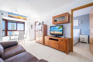 ベニドルムにあるTorre Mar 20-F Apartment Levante Beachのリビングルーム(ソファ、薄型テレビ付)