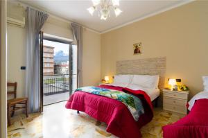 1 dormitorio con 2 camas y balcón en Casa Aurora en Giarre