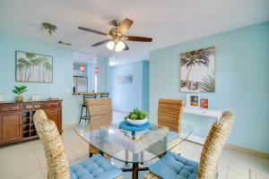 une salle à manger avec une table et des chaises en verre dans l'établissement Vero Beach Home with Private Hot Tub Near Beaches!, à Vero Beach