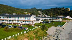 an aerial view of a resort with a parking lot at Hotel Les Trois Soeurs in Perce