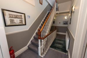 una escalera en una casa con escalera en The Strand Hotel, en Bournemouth