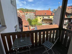 krzesło na balkonie z widokiem na miasto w obiekcie Altbau mit Wartberg - Blick w mieście Pforzheim