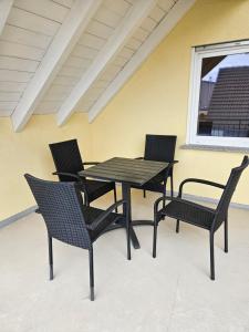 einen schwarzen Tisch und Stühle auf einer Terrasse in der Unterkunft Gästehaus Rana in Rust