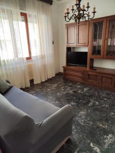 a living room with a couch and a television at Casa di Gino in Pontedera