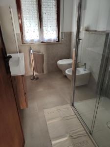 a small bathroom with a shower and a toilet at Casa di Gino in Pontedera