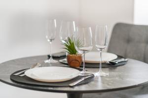 - une table avec une assiette et des verres à vin dans l'établissement Luxurious condo downtown, à Montréal