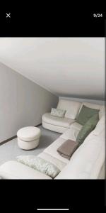 - un salon avec un canapé blanc et des toilettes dans l'établissement Suite Room Malpensa apartment, à Cardano al Campo