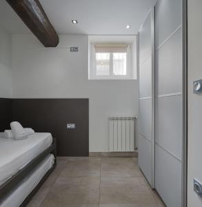 1 dormitorio con cama y ventana en pilliku apartamentua garaje incluido, en Orio