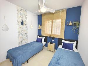 2 Betten in einem Zimmer mit blauen Wänden in der Unterkunft Appartement Peniscola, 3 pièces, 4 personnes - HISP-234-121 in Peñíscola
