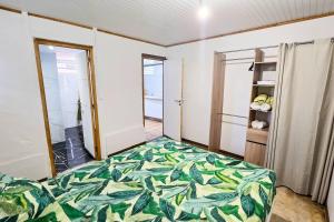 Ένα ή περισσότερα κρεβάτια σε δωμάτιο στο Maison Bamaquie sur la Plage, Grande Anse d'Arlet