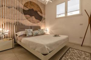 sypialnia z łóżkiem i 2 oknami w obiekcie Luxury Sofia Home Alghero w mieście Alghero