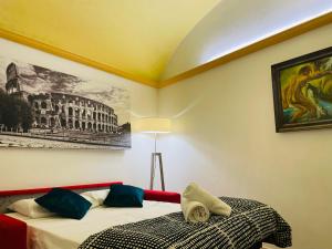 - une chambre avec un lit et une photo du Colisée dans l'établissement Colosseum-Apartments, à Rome